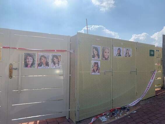 מחוץ לביתה של דיאנה, שנרצחה ע"י בעלה ביישוב נעלה // צילום: אפרת פורשר